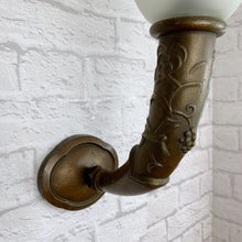 Load image into Gallery viewer, Vintage Brass Wall Light.