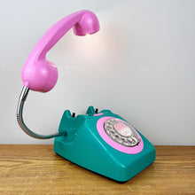 Load image into Gallery viewer, Dopamine Decor, Emerald Green &amp; Pink Desk Lamp.
