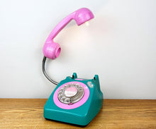 Load image into Gallery viewer, Dopamine Decor, Emerald Green &amp; Pink Desk Lamp.
