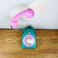 Load image into Gallery viewer, Dopamine Decor, Emerald Green &amp; Pink Desk Lamp.
